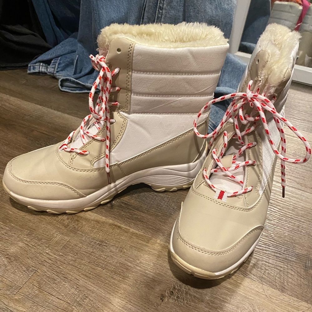 Snow boots